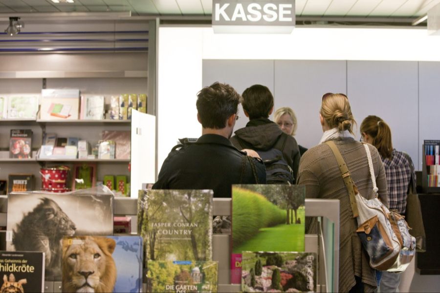 Auch bei Orell Füssli gibt es weiterhin keine kostenlosen Plastiksäckli an der Kasse. (Archivbild)