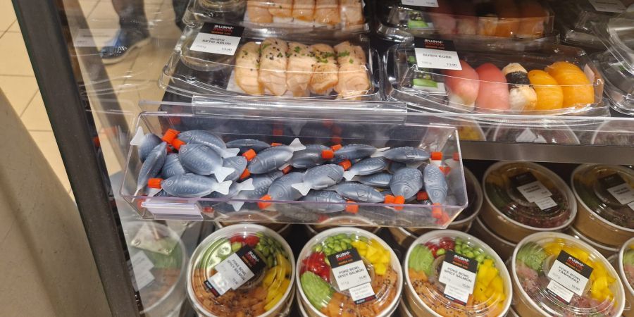 Die Migros jedoch hat die auch als «Shoyu-Tai» bekannten Behälter nach wie vor im Angebot.