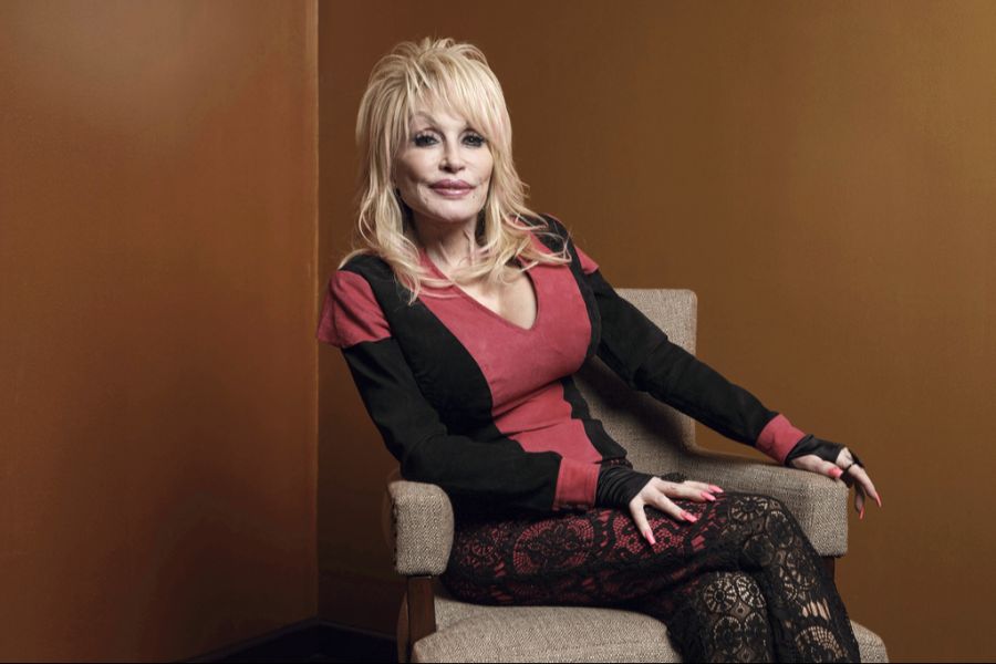 Dolly Parton wurde 1946 in Tennessee geboren und wuchs in ärmlichen Verhältnissen auf. Als viertes von zwölf Kindern.
