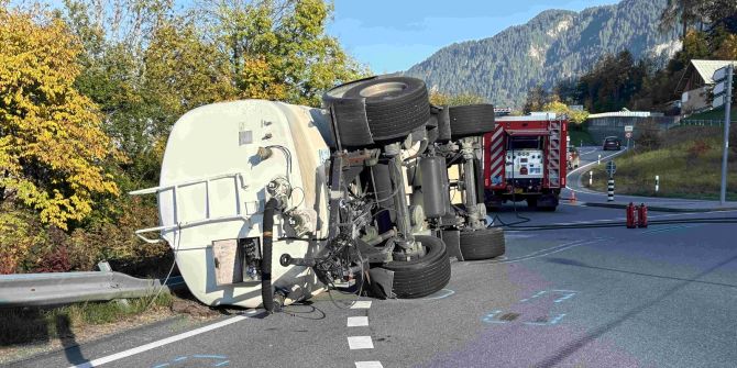 Tankanhänger kippt