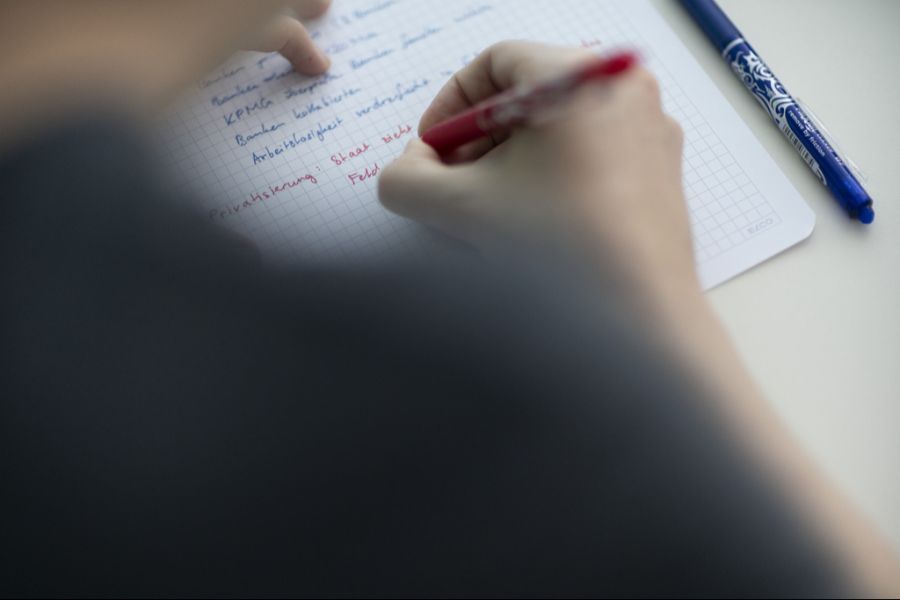 Pädagogisch gilt Wiederholen zunehmend als Ultima ratio, ersetzt durch Förderung und Zielanpassung. (Symbolbild)