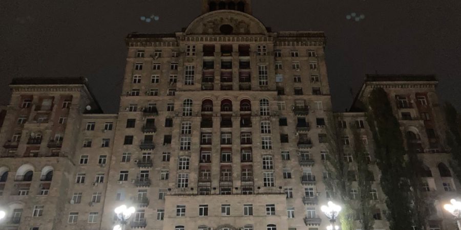 ARCHIV - Stromsperre in einem Hochhaus in der Innenstadt von Kiew. Foto: Friedemann Kohler/dpa/Archivbild