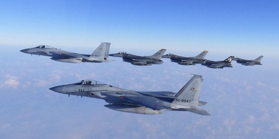 HANDOUT - Dieses vom Führungsstab der japanischen Selbstverteidigungskräfte veröffentlichte Foto zeigt zwei F-15-Kampfflugzeuge der japanischen Selbstverteidigungskräfte und vier F-16-Kampfflugzeuge der US-Luftwaffe während einer gemeinsamen Luftwaffenübung. Foto: Uncredited/Joint Staff of the Japanese Self-Defense Force/AP/dpa - ACHTUNG: Nur zur redaktionellen Verwendung und nur mit vollständiger Nennung des vorstehenden Credits