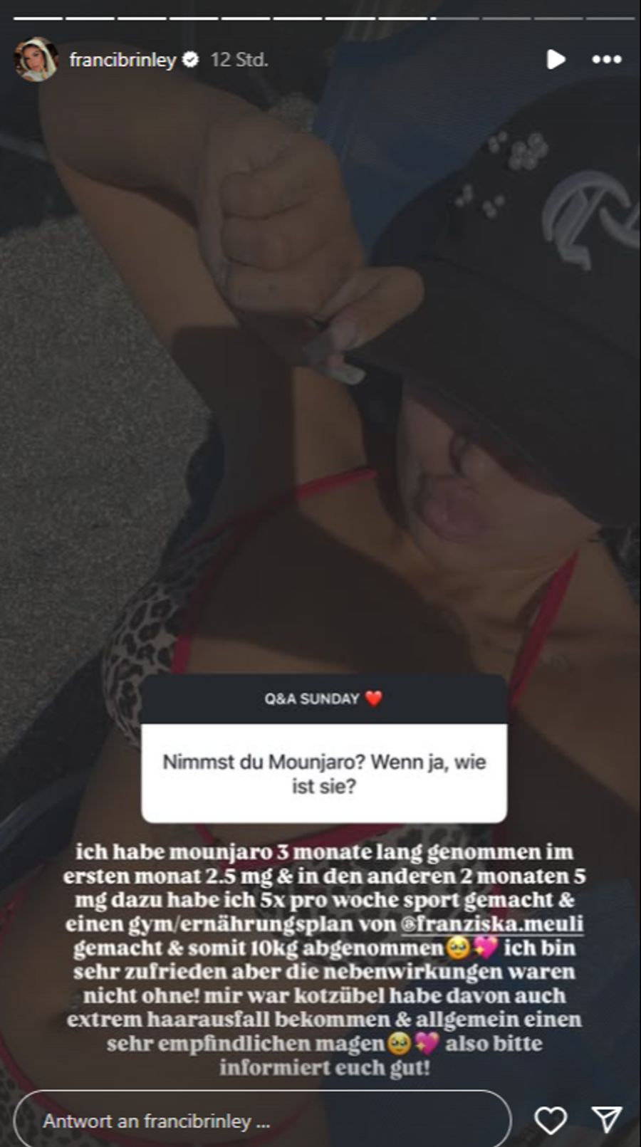 Sie warnt vor den Nebenwirkungen.