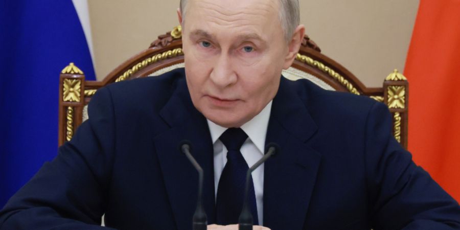 Der russische Präsident Wladimir Putin nimmt an einem Treffen mit hochrangigen Militäroffizieren im Kreml teil. Foto: Mikhail Metzel/Pool Sputnik Kremlin/AP/dpa - ACHTUNG: Nur zur red...