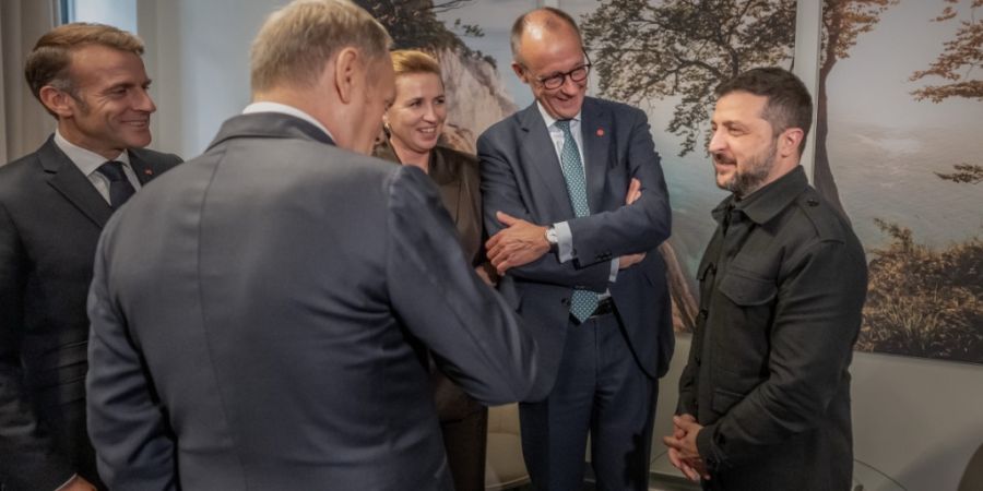 ARCHIV - Bundeskanzler Friedrich Merz (CDU) steht neben Emmanuel Macron, Mette Frederiksen, Wolodymyr Selensky und Donald Tusk, bei einem Treffen der Ukraine Kontaktgruppe. Foto: Michae...