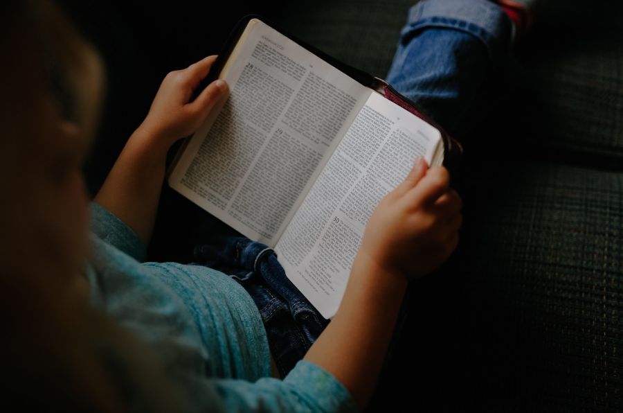 Die Zahl der konfessionslosen Menschen nimmt zu. Kinder lesen dadurch weniger in der Bibel.