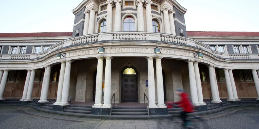 Das Hauptgebäude der Universität Hamburg. Nach der Ringvorlesung «Judenfeindlichkeit, Antisemitismus, Antizionismus - aktuelle Formen antijüdischer Gewalt» kam es zu einer Schlägerei (Archivbild).