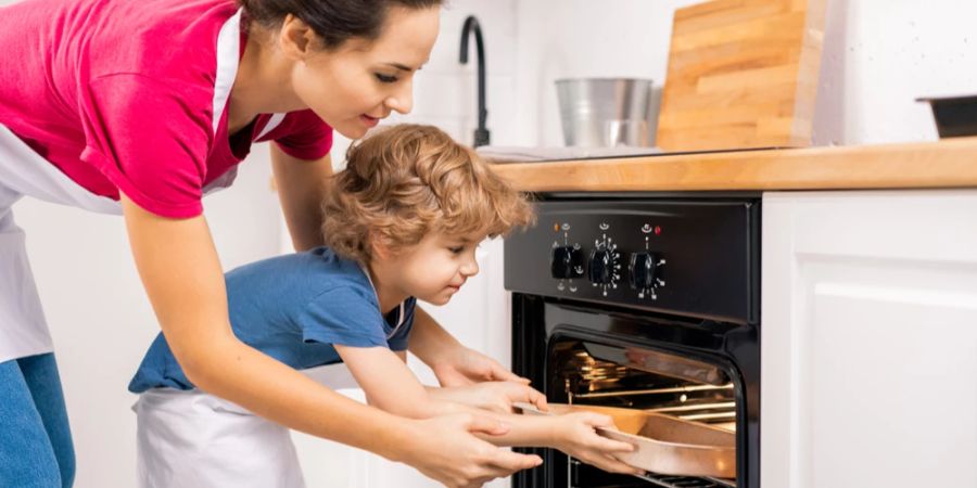 Mutter Kind Backofen Auflaufform einschieben