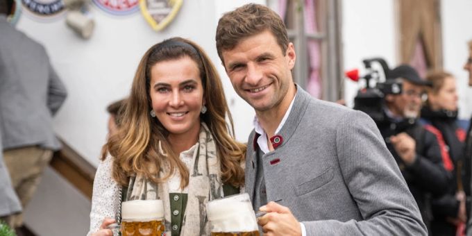 Nach Gerüchten - Thomas Müller unterstützt seine Lisa beim Reit-Turnier