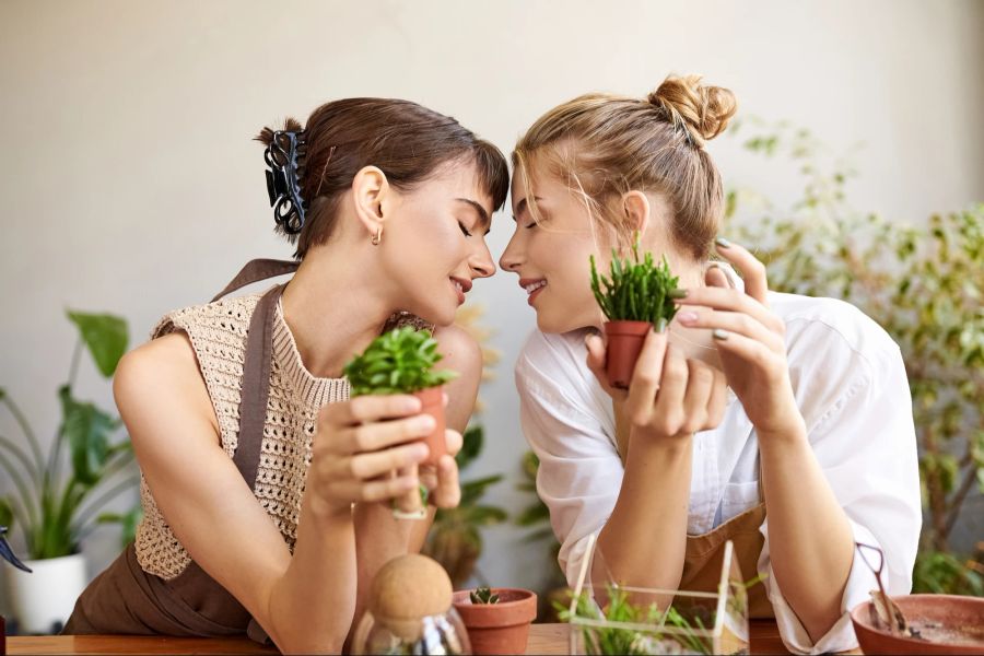 Verliebte Frauen mit Pflanzen