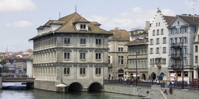 Kantonale Gebäude wie das Rathaus am Limmatquai sollen mit Kameras überwacht werden. Rathaus am Limmatquai