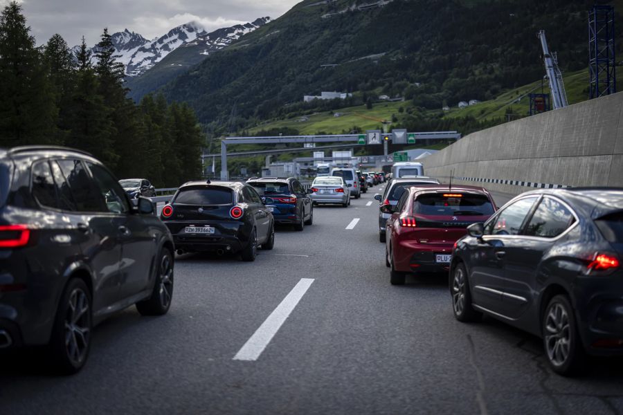 Laut Michael Krein, Verkehrsfachmann beim Schweizer Verkehrsinformationsdienst Viasuisse, könnte es am Gotthard diesen Sommer zu Wartezeiten von bis zu fünf Stunden kommen.