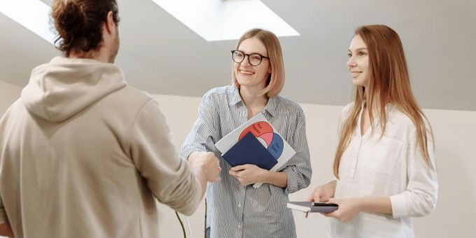 Das Zürcher «Grüezi» setzt sich durch, andere Grussformen sterben aus. Stabil bleibt aber im Westen der Deutschschweiz das «Grüessech». Grüezi