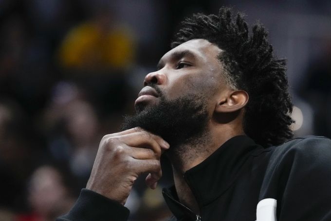 Joel Embiid fällt aktuell verletzt aus und wird von der NBA nun auch noch gesperrt. NBA Joel Embiid
