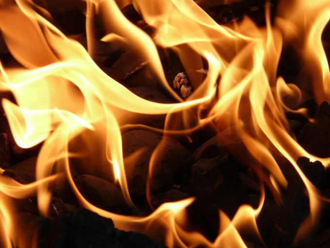 Das Feuer richtete in der Wohnung seiner Ex-Freundin grossen Schaden an. (Symbolbild) Feuer