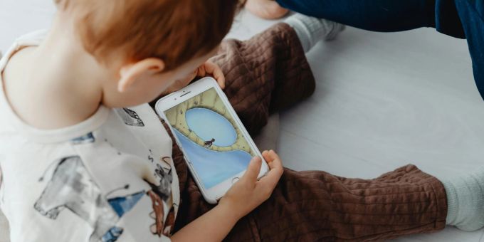 Es ist ein Bild, das ein Kinderarzt oft in seiner Praxis antrifft: Kinder, die am Handy sind, statt mit den Spielsachen im Wartezimmer zu spielen. (Symbolbild) Kinder