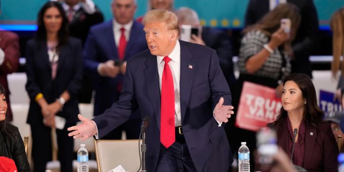 Donald Trump äussert Bedenken über möglichen Wahlbetrug bei einem Sieg von Kamala Harris. (Archivbild) trump harris