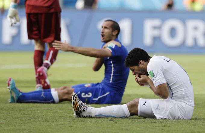 Für einen Biss in die Schulter von Giorgio Chiellini wird Luis Suarez gesperrt. Luis Suarez