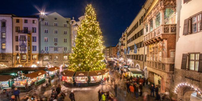 Alle Jahre wieder: In der (Vor-)Weihnachtszeit sorgen die charmanten Christkindlmärkte Innsbrucks für festliche Stimmung in der ganzen Stadt. Christkindlmarkt Altstadt