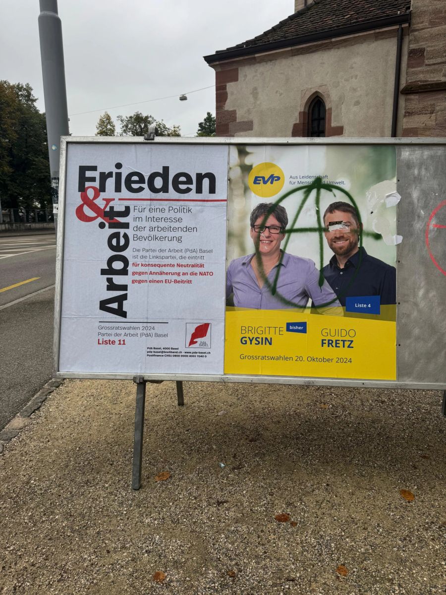 Parteien des ganzen politischen Spektrums sind betroffen. Rechts wurde das Plakat gar ganz entfernt.