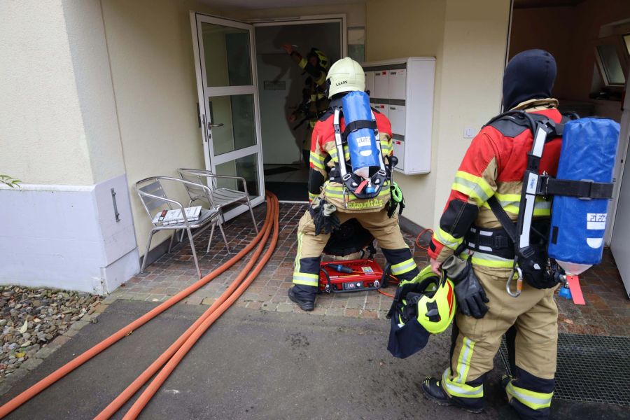 Die Feuerwehr musste die Seniorin bergen.