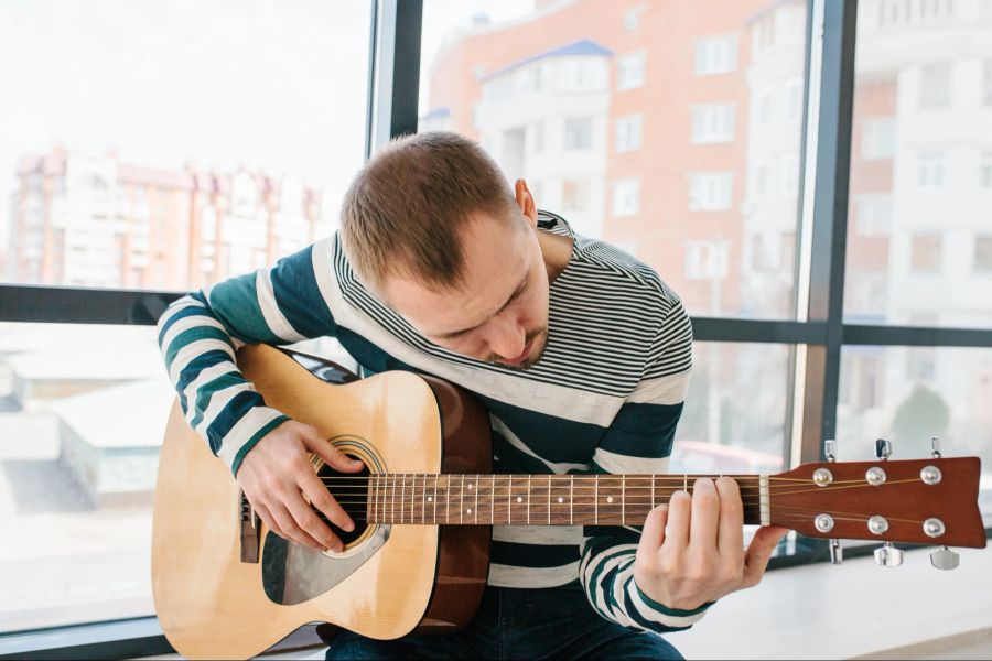 Mann spielt Gitarre