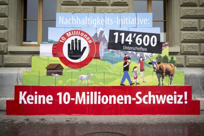 Fast zwei Drittel der Schweizerinnen und Schweizer sind von der Vorstellung einer 10-Millionen-Schweiz beunruhigt. Trotzdem lehnen gemäss einer Studie drei von fünf der Befragten ein Zuwanderungsverbot zur Steuerung der Zuwanderung ab. Zuwanderung