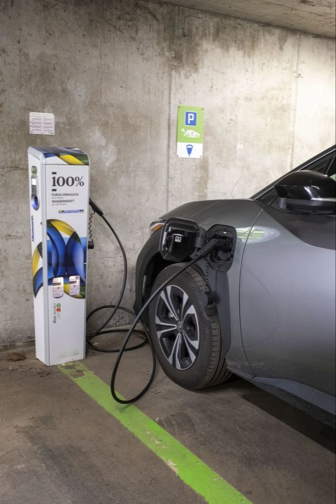Weltweit steigt die Nachfrage nach Elektroautos. Elektroauto am Laden