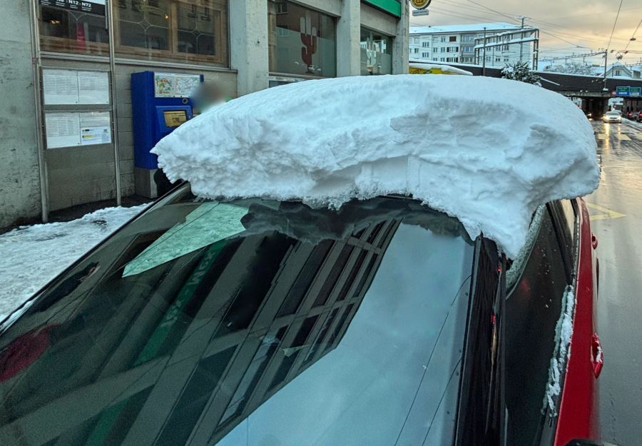 Schnee auf Dach