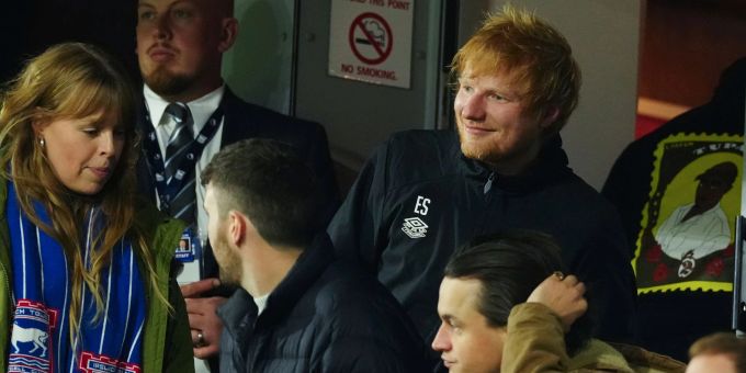 Popstar Ed Sheeran ist seit August Minderheitseigner bei Ipswich Town. Popstar Ed Sheeran ist seit August Minderheitseigner bei Ipswich Town.