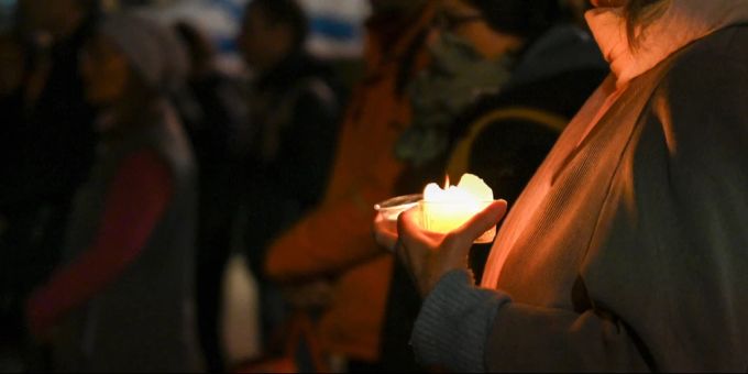 Zum stillen Gedenken versammelten sich am Montagabend rund 200 Personen auf dem Basler Marktplatz. (Archivbild) Basler Marktplatz