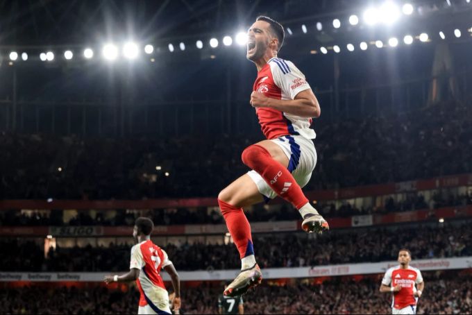Mikel Merino von Arsenal feiert nach dem 2:1-Tor während des Fussballspiels der englischen Premier League. Premier League