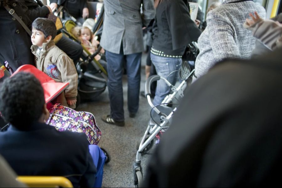 Gleichzeitig wollte laut einer Leserin ein Paar mit Kinderwagen bei der gleichen Tür einsteigen, obwohl sich an dieser Stelle im Inneren bereits zwei Kinderwägen befanden. (Symbolbild)