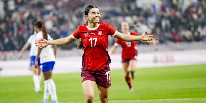 Naomi Luyet feiert ihr Tor für die Schweizer Nati gegen Frankreich. Naomi Luyet Schweizer Nati