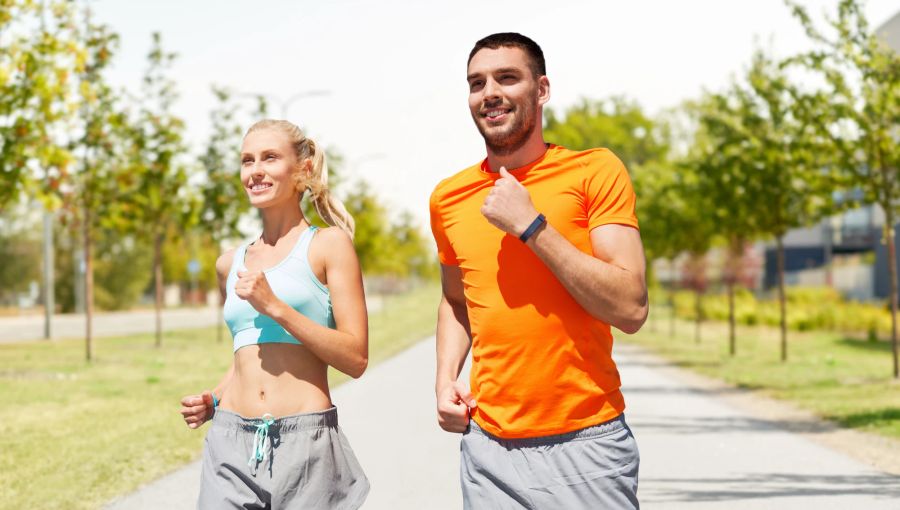 Glückliches Duo beim Joggen