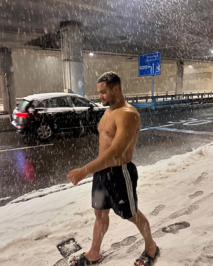 Er sei «durch Schmerz geformt», schreibt er zu den Bildern. wetter