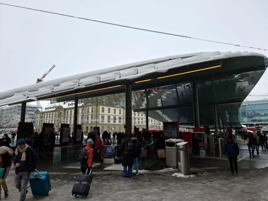 Unter dem Baldachin beim Bahnhof Bern ist es finster.