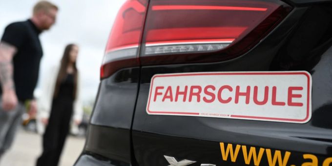 Ein Fahrlehrer und drei seiner Schüler haben bei der Theorieprüfung betrogen und wurden schuldig gesprochen. (Symbolbild) fahrschulauto theorieprüfung