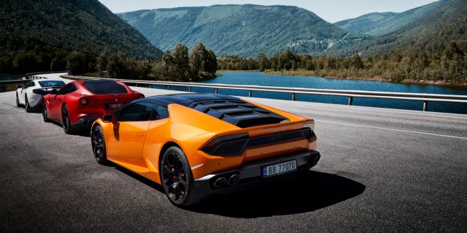 3  Modelle von Lamborghini vor einem See geparkt