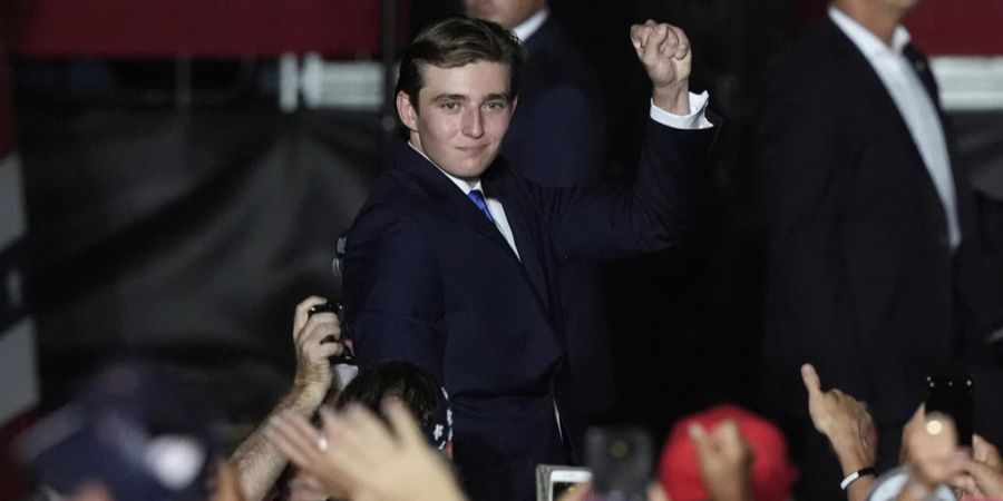 Barron Trump, Sohn von Donald Trump, erhebt seine Faust zum Publikum.