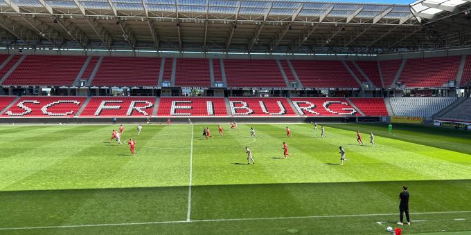 Vor leeren Rängen absolvierte der FC Basel in Freiburg ein Testspiel. fc basel