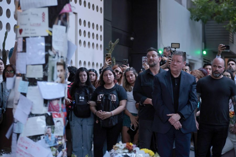 Geoff Payne,  der Vater des Sängers Lyam Payne, betrachtet eine von Fans errichtete Gedenkstätte für seinen Sohn vor dem Hotel, in dem er starb.