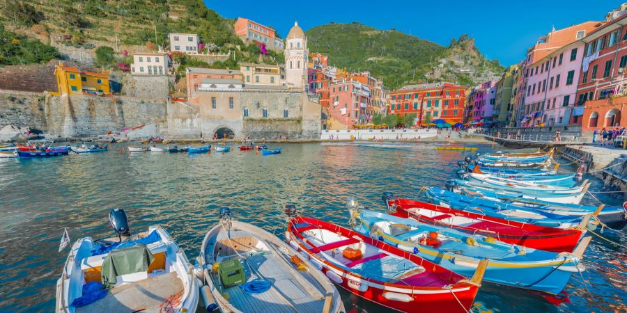 Buntes Dorf in Italien mit bunten Booten, Vernazza in der Region Cinque Terre in Ligurien, Norditalien.