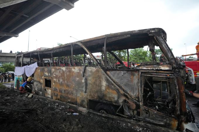 Der Bus, der mit Gas betrieben gewesen sein soll, brannte lichterloh. Thailand Schulbus