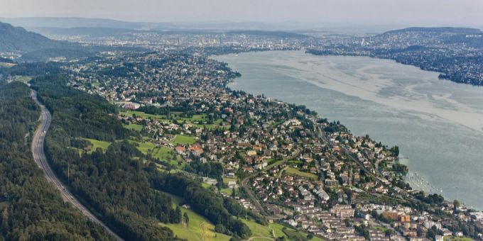 Die Gemeinde Horgen möchte trotz Defiziten am Steuersatz festhalten. (Archivbild) Horgen Zürichsee Luftaufnahme