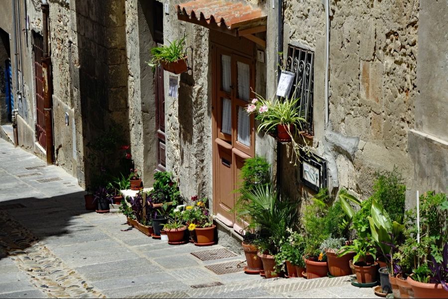 Sardinien Haus Blumentöpfe.