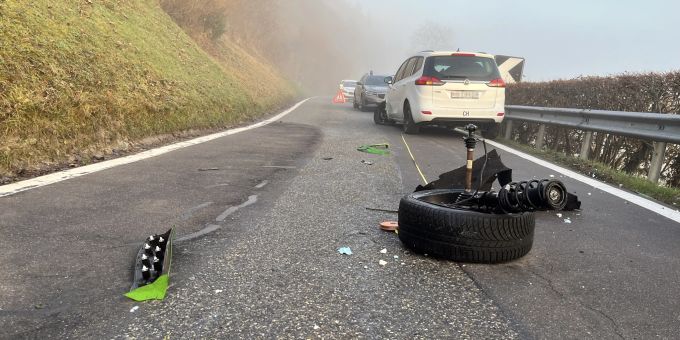 Bergdietikon: Frontalkollision im Nebel. Frontalkollision im Nebel.