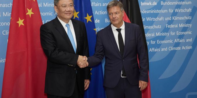 Wirtschaftsminister Robert Habeck (rechts) und der chinesische Handelsminister Wang Wentao in Berlin. In Berlin