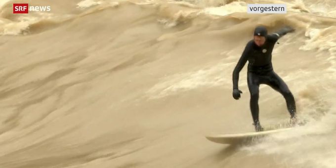 Einige nutzen die aktuelle Hochwasserlage, um auf der Thur zu surfen. surfen thur